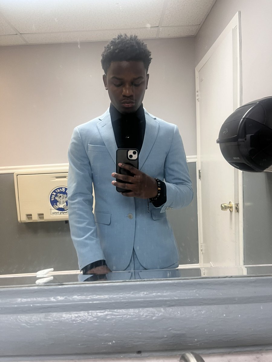 14problemzzx's tweet photo. I was gone but I’m back ready to hit the field today 🏈#collegefreshman https://t.co/FpLOkjMLib