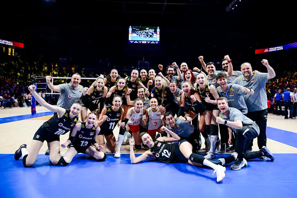 Mehmet Akif Üstündağ (@makifustundag) on Twitter photo Ellerinize sağlık kızlar!
2025 Voleybol Millet Ligi'nin ilk haftasında oynadığı dört maçtan da galibiyetle ayrılan kızlarımı tebrik ediyorum. İlk defa A milli takımımızda forma giyen genç sporcularımızı da ayrıca kutluyorum. 🇹🇷 Ellerinize sağlık kızlar!
2025 Voleybol Millet Ligi'nin ilk haftasında oynadığı dört maçtan da galibiyetle ayrılan kızlarımı tebrik ediyorum. İlk defa A milli takımımızda forma giyen genç sporcularımızı da ayrıca kutluyorum. 🇹🇷