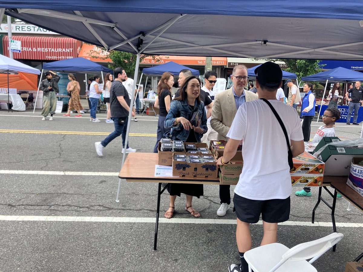 Linda Lee for NYC (@lindaleefornyc) on Twitter photo Rain couldn’t stop the Oakland Gardens Street Fair! It was great to connect with neighbors and introduce them to <a href="/MarkLevineNYC/">Mark D. Levine</a> and discuss why he should be our next Comptroller to help us create a more affordable city for all! Thank you to everyone who stopped by! Rain couldn’t stop the Oakland Gardens Street Fair! It was great to connect with neighbors and introduce them to <a href="/MarkLevineNYC/">Mark D. Levine</a> and discuss why he should be our next Comptroller to help us create a more affordable city for all! Thank you to everyone who stopped by!