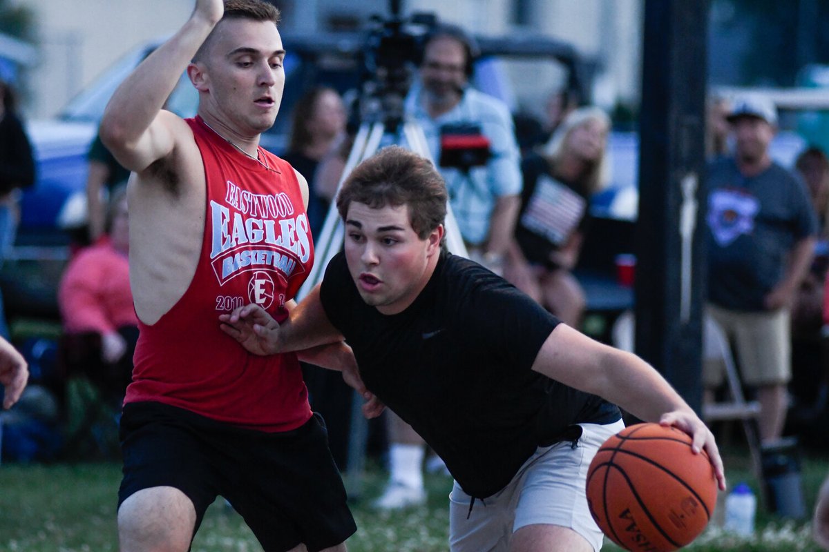 pressnewspapers's tweet photo. Pemberville dedicates Harold “Hal” Moore Memorial Court 

https://t.co/QsRO6lQTHr https://t.co/ZO3Tz3z3Pk