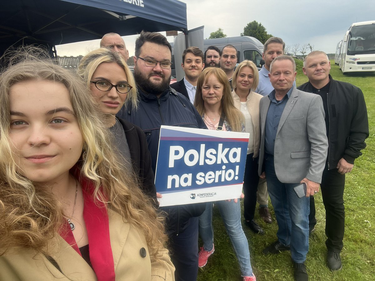 Wspólnie z naszą koleżanką. Prezes koła Ruchu Narodowego w Nysie, uczestniczyliśmy w festiwalu Folkloru Góralskiego - wydarzeniu, które w piękny sposób ukazuje żywą i autentyczną kulturę naszych przodków.