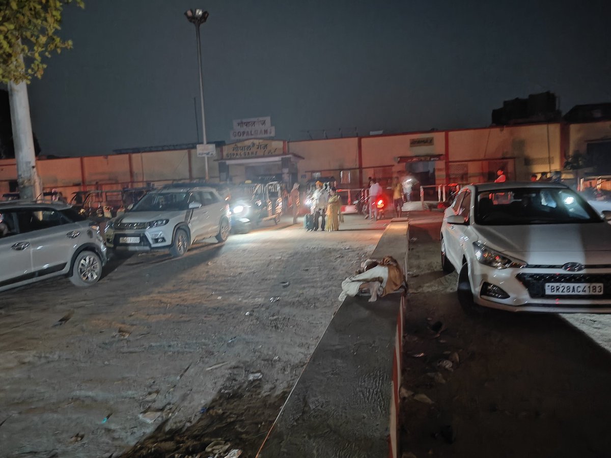 No lighting arrangement at Gopalganj #GOPG Railway station #15079 <a href="/RailMinIndia/">Ministry of Railways</a> <a href="/RailwaySeva/">RailwaySeva</a> <a href="/RailMadad/">RailMadad</a> <a href="/nerailwaygkp/">North Eastern Railway</a> <a href="/AshwiniVaishnaw/">Ashwini Vaishnaw</a> <a href="/narendramodi/">Narendra Modi</a> #railways