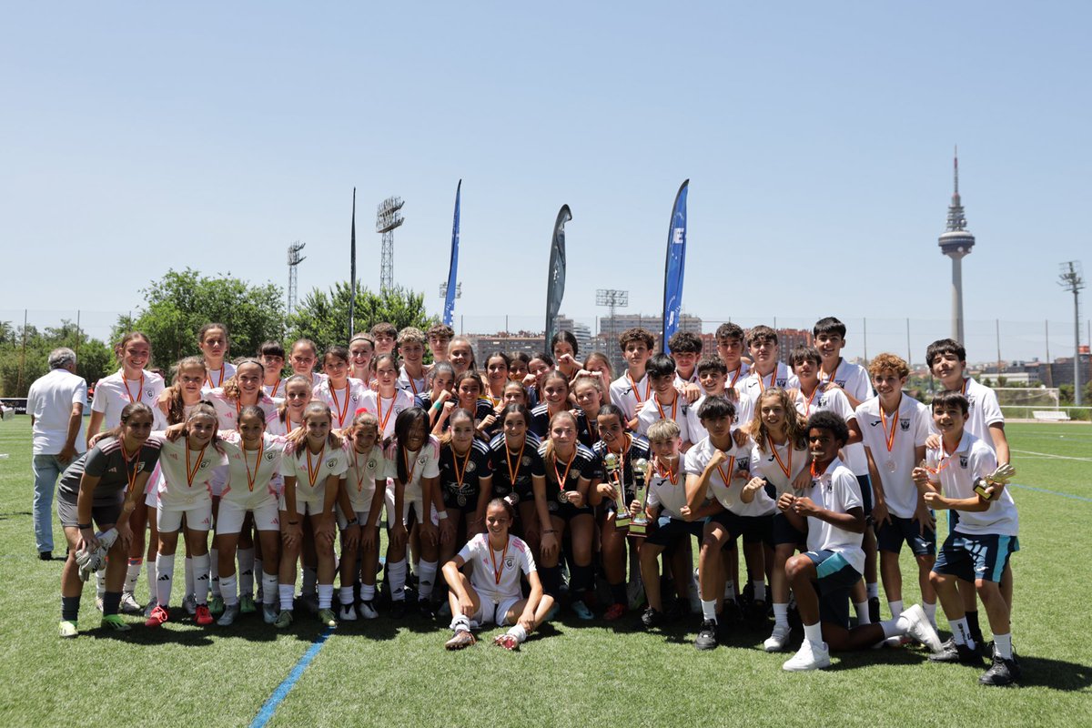 Compañerismo, igualdad y respeto brillan en la primera edición del #TorneoFundaciónAFE.

▪️ Un fin de semana inolvidable con un objetivo claro: transmitir valores en el fútbol.

🔗 Más info: afe-futbol.com/afe/companeris…