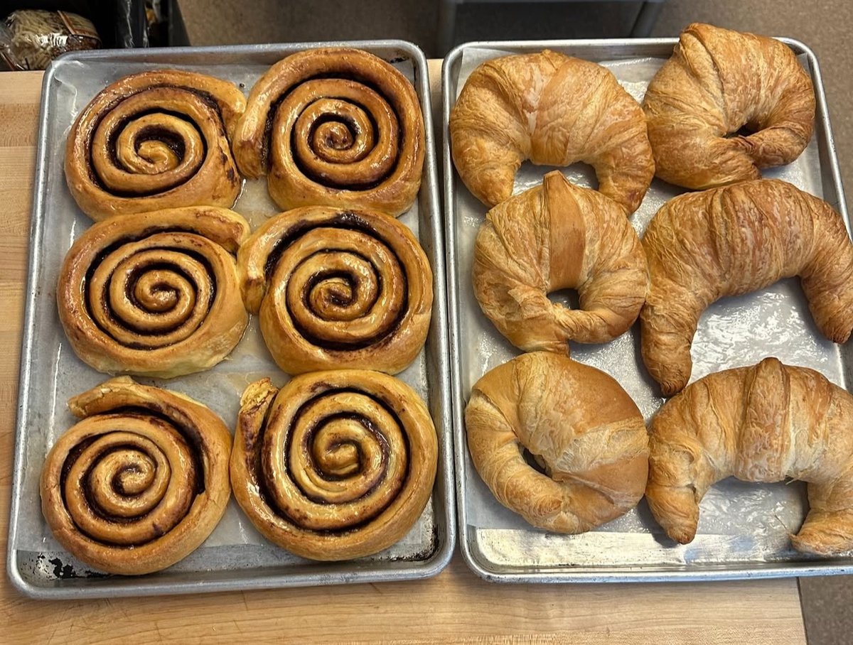 🚨 Our Kona Blend is the perfect match for your morning pastry. The smooth, slightly sweet notes complement everything from donuts to scones. Pop into Cucina Verona on Franklin St. in Fort Bragg to try this heavenly combo. What's your go-to breakfast pairing?