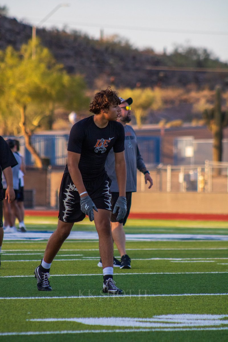 Preston14Brown's tweet image. Thanking god everyday to have this opportunity to be able to touch the field 🙏🙌 #highschool #varsity #jvcopper #incomingfreshman #widereceiver #desertedge #workinghard @DEdgeFootball