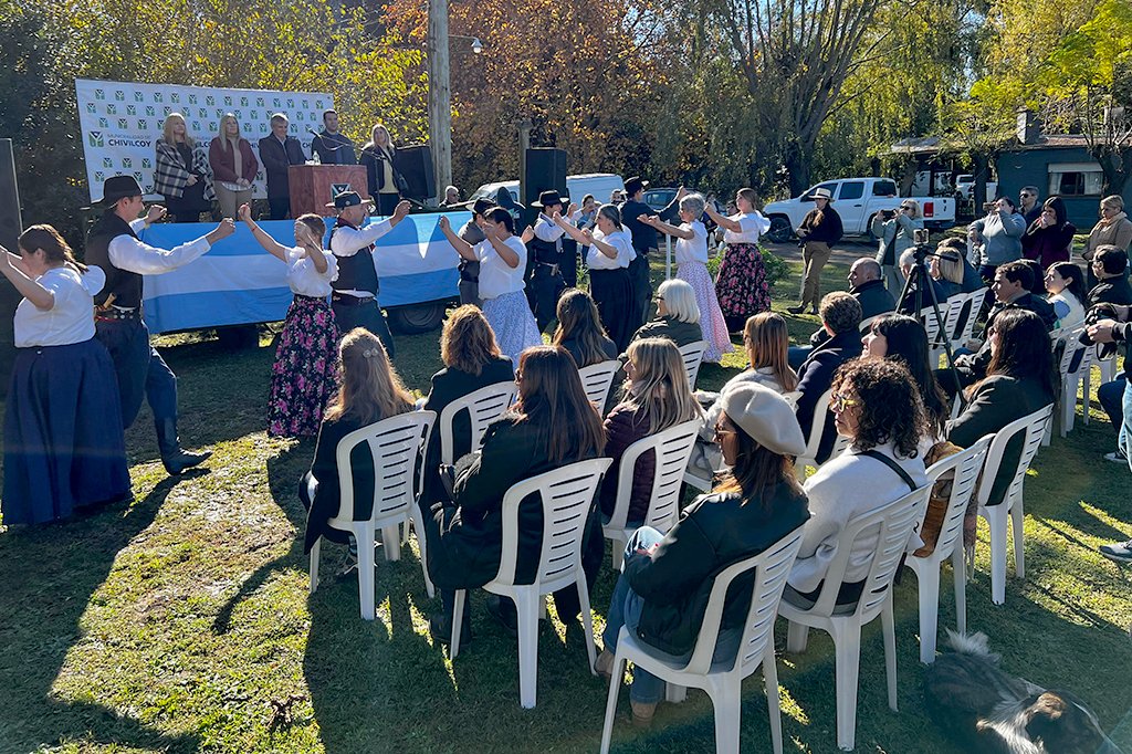 MuniChivilcoy's tweet photo. ✨ Celebramos el 114° aniversario de Indacochea

🗨️ En el acto, el intendente @BritosGuillermo destacó “la importancia de trabajar en conjunto con los vecinos del distrito” y “la tranquilidad de no prometer lo que no podemos cumplir”

¡Felicidades! 🎉

🔎 https://t.co/qFRzIkyU4n https://t.co/RJzI1x9mtW