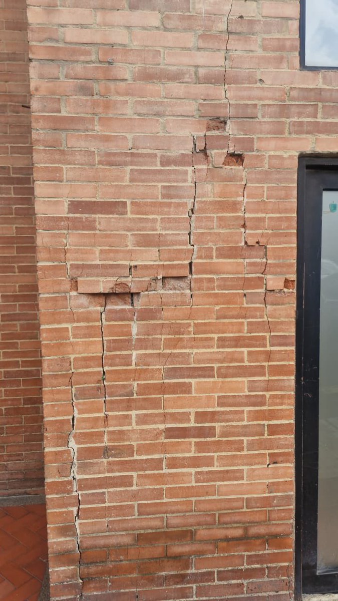 PesquisaPUJ's tweet photo. ¿Las edificaciones colombianas están preparadas para resistir un terremoto?

El temblor de esta mañana de magnitud 6.5, que sacudió el centro del país, abrió paso a muchas preguntas. Entre ellas, si estamos listos para soportar un evento de mayor intensidad. Abrimos hilo 🧵 

Fotos: Nicolás Hernández | Reporte de daños en la estructura de un edificio de Bogotá luego del sismo de hoy.