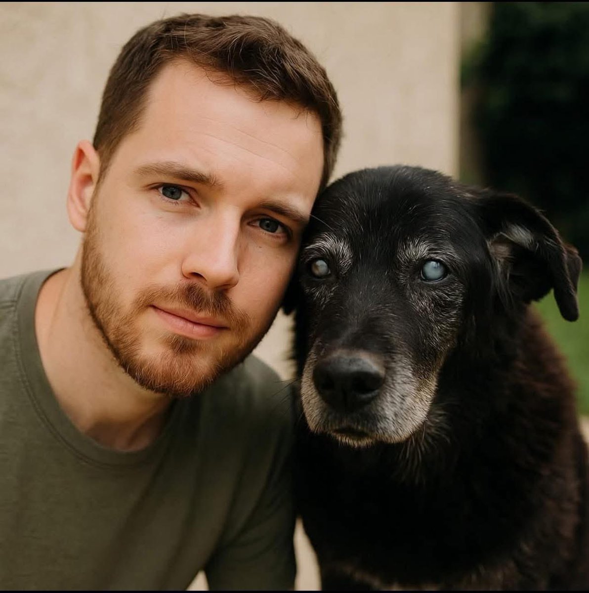 Fui a la perrera por un cachorro… y volví a casa con una perrita vieja y ciega…

Fui a la perrera con una idea clara: quería un cachorro. Uno pequeño, juguetón, con ojos brillantes y energía desbordante. Desde que murió Rocky, mi perro durante doce años, la casa estaba