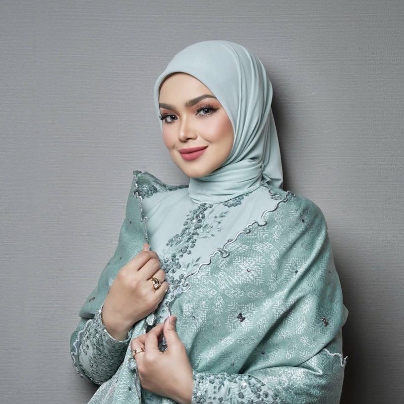 cartapop's tweet photo. Dato’ Sri Siti Nurhaliza becomes the 1st Malaysian act to have #1 on iTunes Malaysia Albums and Singles chart in 2025. https://t.co/GwUBHpB9My