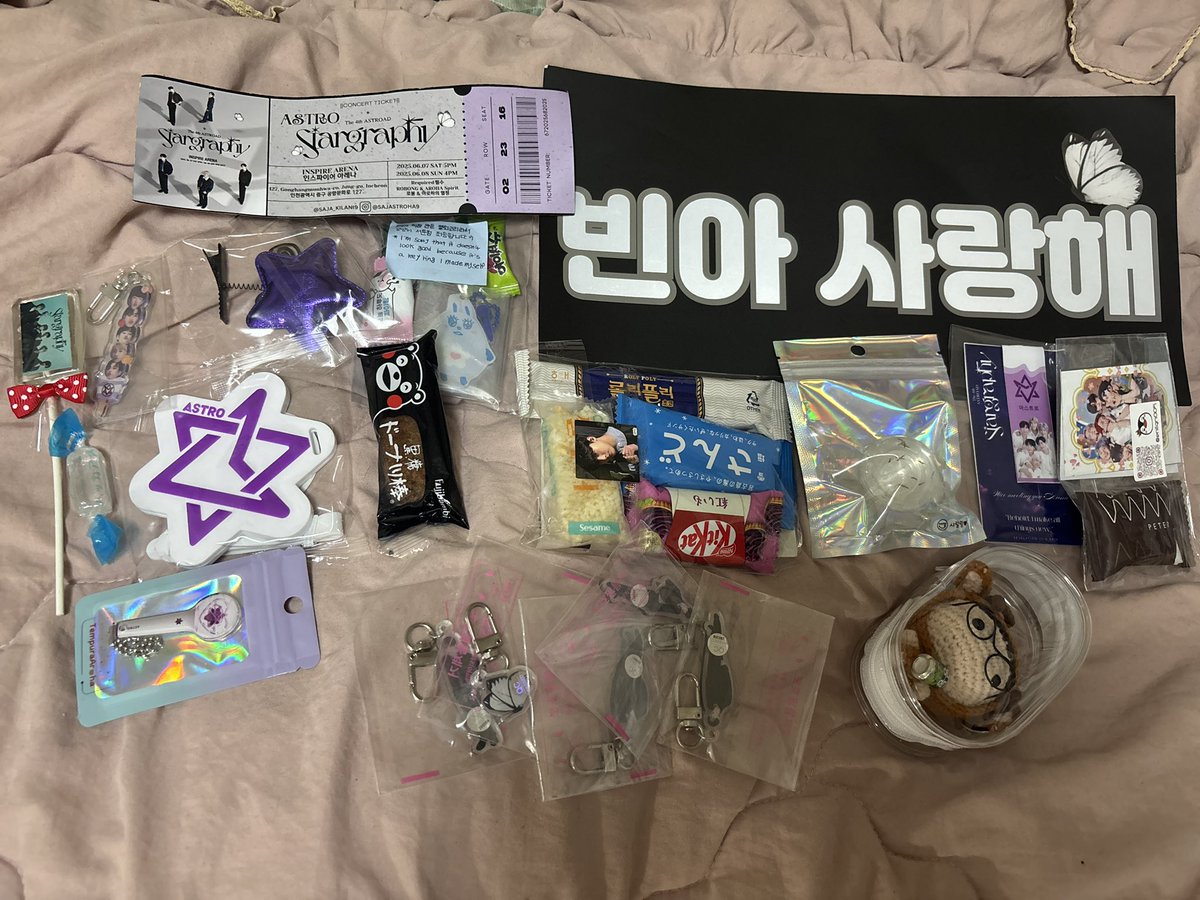 Dami0729123's tweet photo. 첫콘 이정도 받았는데 아로하 팬분들이 너무 착하게 저 혼자 있을때 챙겨줘서 너무너무 감사했어요 ㅠㅠ🥹🫶 다들 콘서트 재밌게 즐겼나용? https://t.co/6NkjBtxK9S