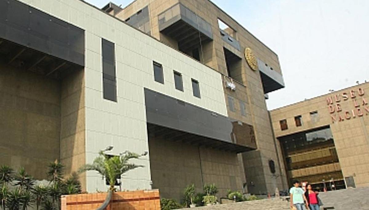 juldelacruzr's tweet photo. Sobre las Líneas de Nazca, NO es la 1ra vez que el Ministerio de Cultura del Perú atenta contra la cultura. 

En 2011, malograron la fachada de su propio edificio (que es patrimonio cultural) con pintura. 

“No sabíamos”, dijeron. Y no. No bromeaban 🤡

Hilo🧵

#juliodelacruzcom https://t.co/KCGSx1BjUb