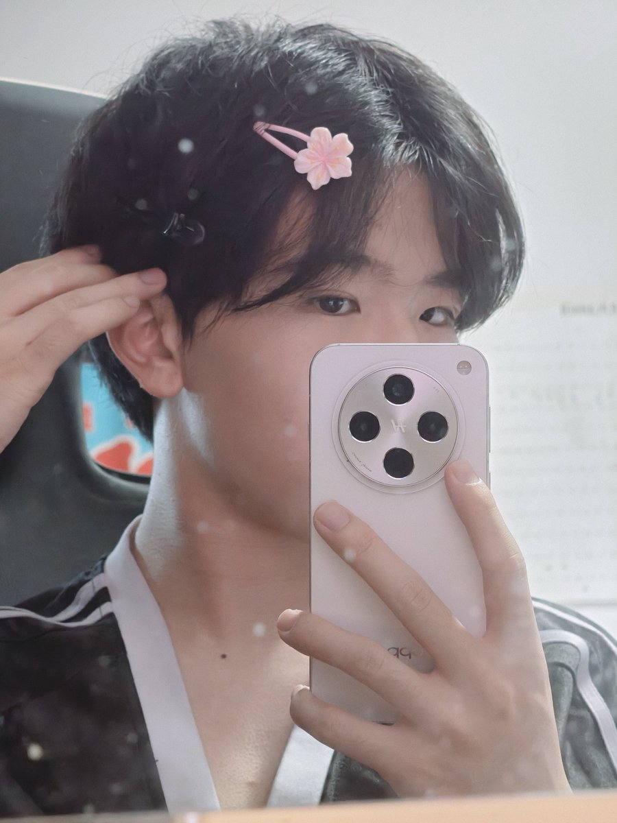 justRanget's tweet photo. 我早晚有一天会忍不住开始留妹妹头的 https://t.co/miI0BJfOZN