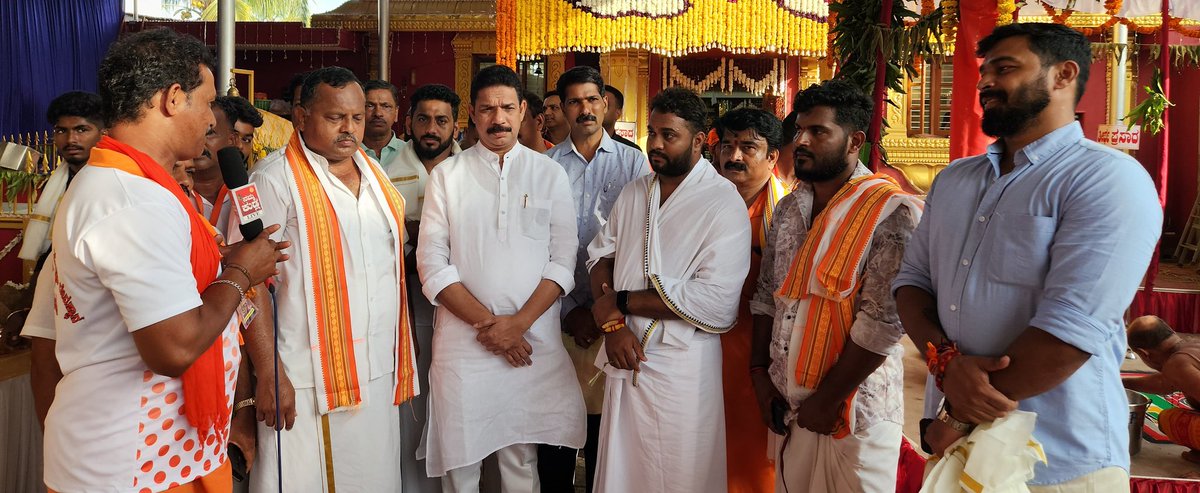 ಮಂಗಳೂರಿನ ಅಡ್ಯಾರ್ ಪದವಿನಲ್ಲಿರುವ ಶ್ರೀ ಚಂಡಿಕಾ ದುರ್ಗಾಪರಮೇಶ್ವರಿ ದೇವಸ್ಥಾನದ ಬ್ರಹ್ಮಕಲಶೋತ್ಸವದಲ್ಲಿ ಪಾಲ್ಗೊಂಡು ದೇವರ ಪ್ರಸಾದ ಸ್ವೀಕರಿಸಿ ಆರ್ಶೀವಾದ ಪಡೆಯಲಾಯಿತು.
ಈ ಸಂದರ್ಭದಲ್ಲಿ ದೇವಸ್ಥಾನದ ಪ್ರಮುಖರು, ವಿವಿಧ ಸಮಿತಿಗಳ ಮುಖಂಡರು, ಗಣ್ಯರು ಉಪಸ್ಥಿತರಿದ್ದರು.