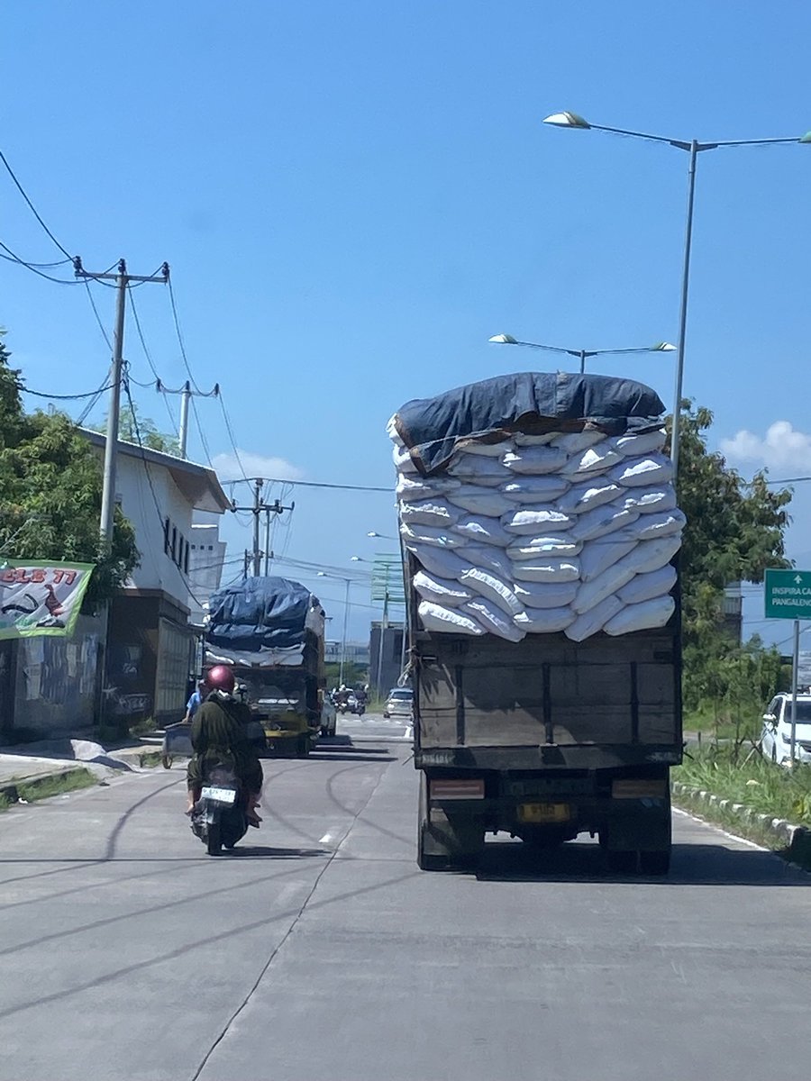 Apa mau terus dibiarkan aja truk kelebihan beban dan kelebihan volume kyk begini, Pak/Bu Dishub? Pak/Bu Pulisi?

Belok pelan aja dia sempoyongan. Jangan nanti ada korban trus nyalahin sopir doang, padahal dosanya ada di kalian semua.

<a href="/humaspoldajbr/">Humas Polda Jabar</a> <a href="/tmcpoldajabar/">TMC Polda Jabar</a> <a href="/dishub_jabar/">Dishub Jabar</a>