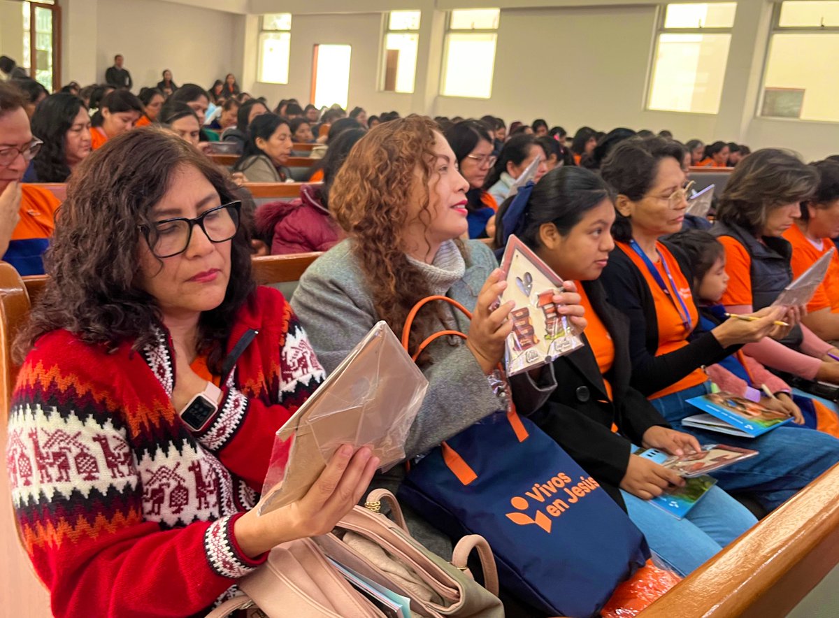 AdventistasAPCE's tweet photo. 📍Desde la IASD Central de Ñaña⛪️, Dr. Willma Villanueva, tiene la ponencia ✨“Diferencias, Fundamento y pilares del nuevo Currículo” 📖 en el programa de capacitación “Vivos en Jesús”👑 
#APCE🇵🇪 #NuevoCurriculo #MinisterioInfantil https://t.co/jxAy9IFDFe