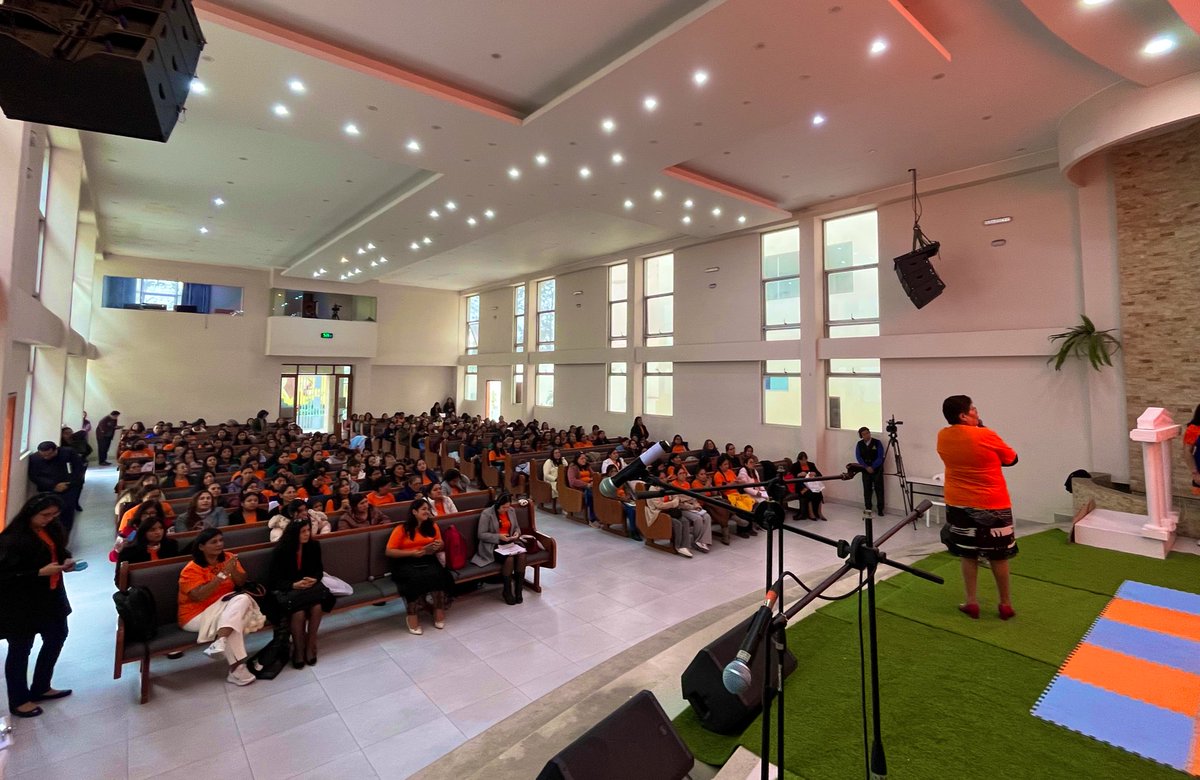 AdventistasAPCE's tweet photo. 📍Desde la IASD Central de Ñaña⛪️, Dr. Willma Villanueva, tiene la ponencia ✨“Diferencias, Fundamento y pilares del nuevo Currículo” 📖 en el programa de capacitación “Vivos en Jesús”👑 
#APCE🇵🇪 #NuevoCurriculo #MinisterioInfantil https://t.co/jxAy9IFDFe