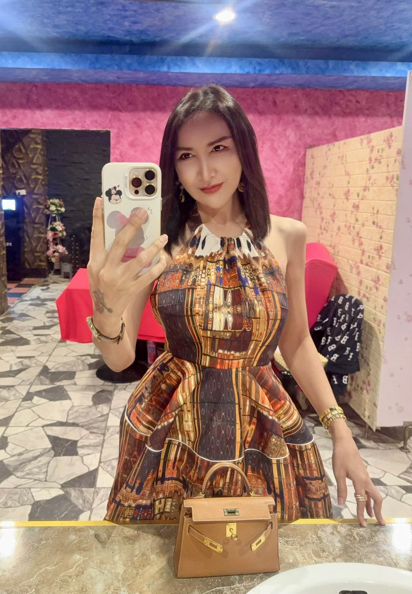 treechada2527's tweet image. มาแบบ เรียบๆ #สาวสอง แต่แผ่นหลังไม่เรียบ นะ  เว้าไปถุง ตูดเลย 🤣🤣😁