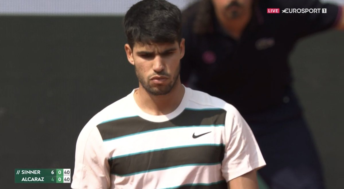 40-40. 

Sinner serve la prima, ma viene chiamata fuori dal giudice di linea. 

Si prepara per servire la seconda. 

Alcaraz va a controllare il segno, senza che nessuno glielo abbia chiesto. 

Dice che è buona e consegna il punto a Sinner. 

In una finale Slam. 

Sotto di un