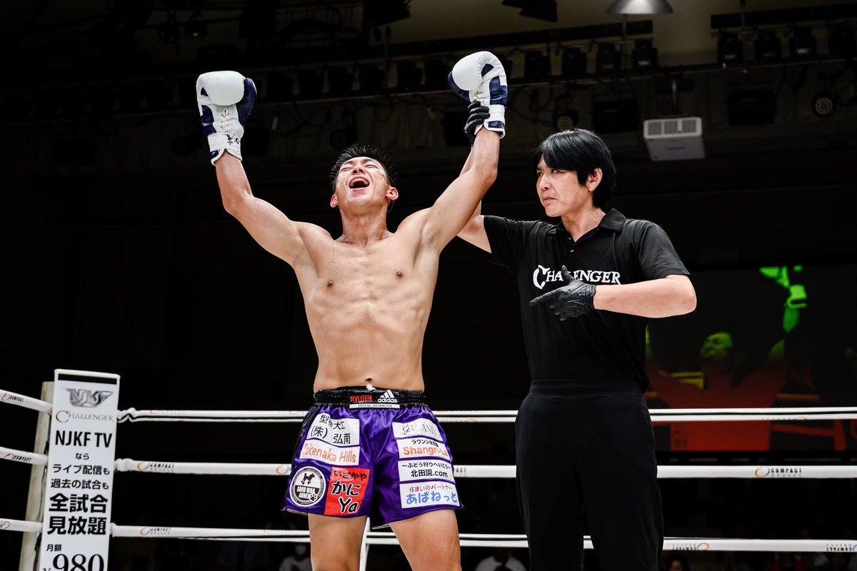 NJKF CHALLENGERさんが宮越選手にプレゼントした2枚の写真ですが、2枚とも私の写真ですよね？
許可出してませんよ。
勝手にプレゼントしないでください。
何も話来てないし、プレゼントするならそちらのオフィシャルカメラマンが撮った写真をプレゼントするのが常識では？
その辺いかがでしょうか？