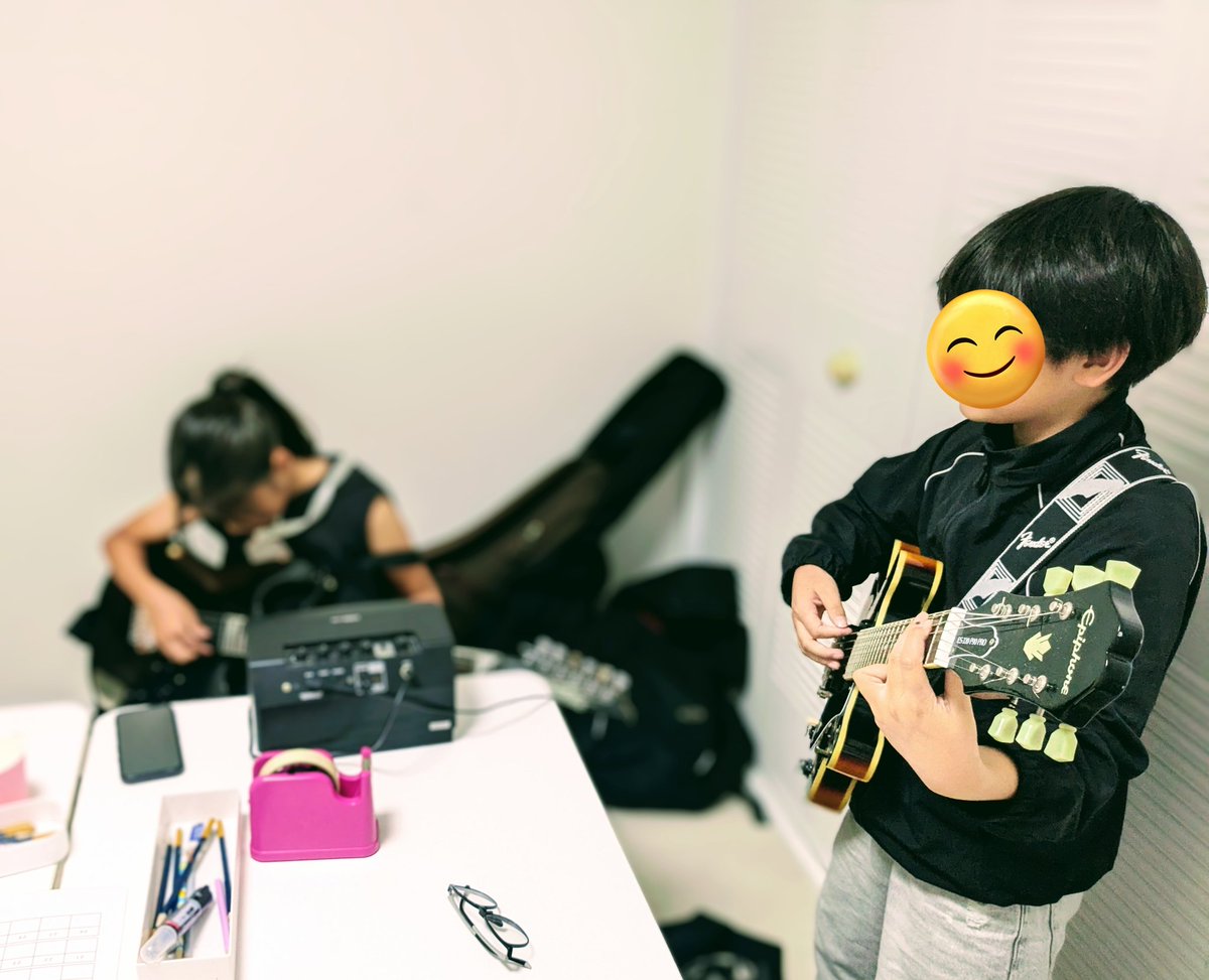 aroaromade's tweet photo. 昨日のトゥモローゲートキッズビジネススクールに引き続き
今日は子どもたちが、それぞれ自分のビジネスを、考え実際にお客様からお金をいただくリアルな仕事体験！息子はギター講座
お隣の子のは漫画イラスト1枚みて何を思ったか書く。。まさかの、、 https://t.co/137P9eyd3w