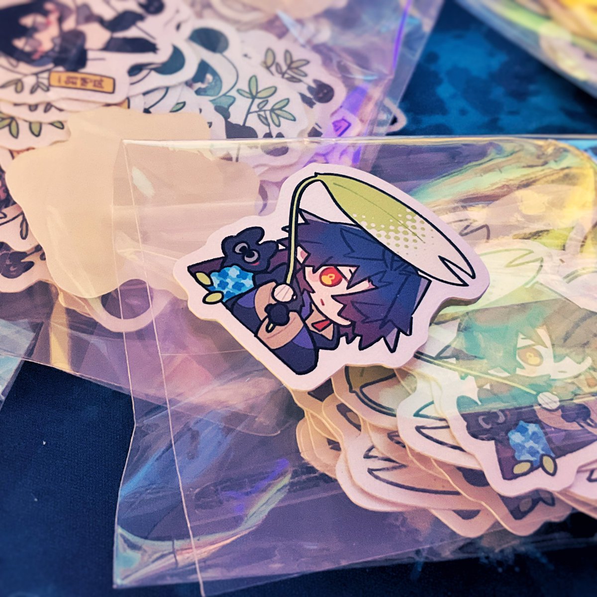 フレークシール出来た！梅雨と七夕セットで15日に頒布します、写真だと分かりづらいけどパール調に輝いててとても可愛い……