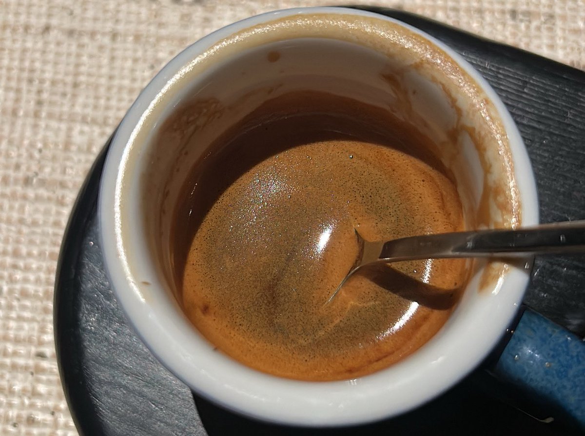 "سمراً تعلم كل متشتت بمعنى الانسجام 
يضرم عليها الواحد من بعيد يوم يشمها"
يشرب قهوة ويسولف مع الوحدة.