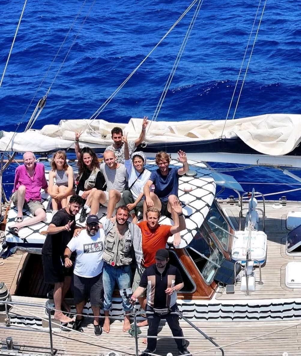 نترقّب وصول سفينة مادلين التي أقامت الحُجّة على العالم بأسره، بموقفها الداعم لغزة، وصوتها الصادق لأهلها المظلومين والمحرومين.