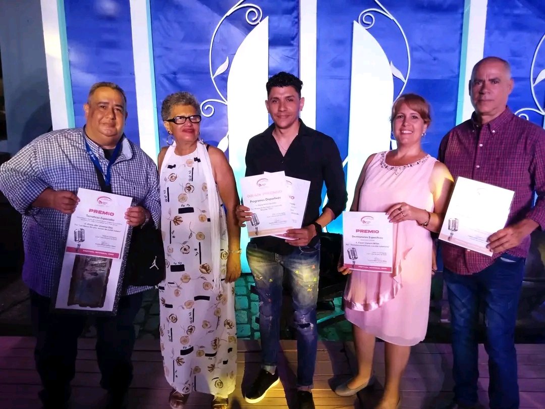 CMHW La Reina Radial del Centro (@radiocmhw) on Twitter photo 🎉🎉 Desde el Gobierno Provincial del Poder Popular en #JuntosPorVillaClara felicitamos a los radialistas, merecedores del 4️⃣ lugar en el Festival Nacional de la Radio Cubana. Gracias a ustedes seguimos defendiendo los hermosos sonidos de un país.
✍️ <a href="/MilaxyA/">Milaxy Yanet Sánchez Armas</a> 🎉🎉 Desde el Gobierno Provincial del Poder Popular en #JuntosPorVillaClara felicitamos a los radialistas, merecedores del 4️⃣ lugar en el Festival Nacional de la Radio Cubana. Gracias a ustedes seguimos defendiendo los hermosos sonidos de un país.
✍️ <a href="/MilaxyA/">Milaxy Yanet Sánchez Armas</a>
