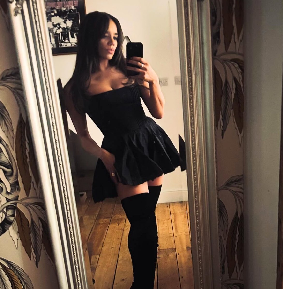 phasingisms's tweet image. ⠀

. . a rare #seductivesunday, i suppose.

⠀