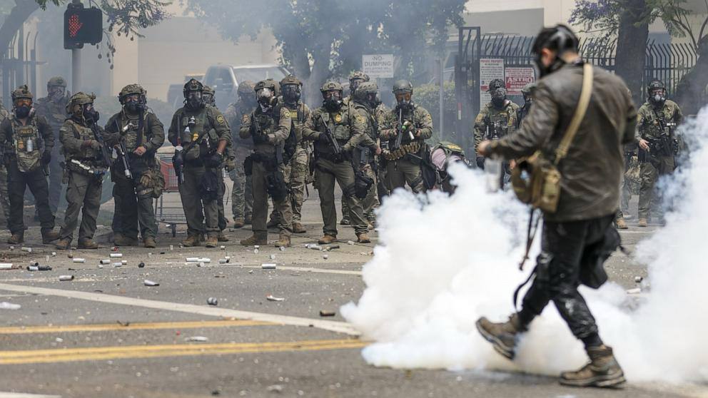 La represión de las protestas sirve además a Trump para desviar la atención de la guerra abierta con Musk. No hablaron directamente pero si sus representantes. Lo hicieron el viernes. Hay que ver aún si el alto el fuego lleva a una tregua definitiva