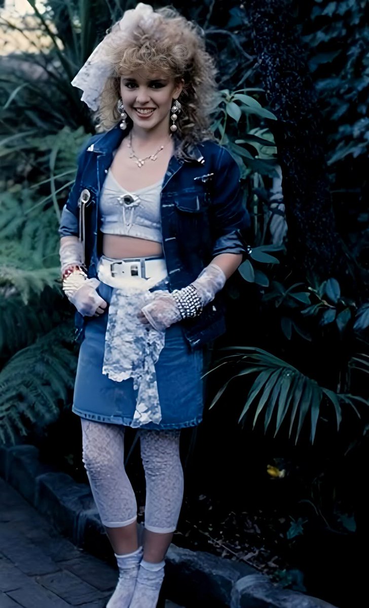 bombshellgirrl's tweet photo. Kylie Minogue fantasiada de Madonna https://t.co/YzYOyrGjOj