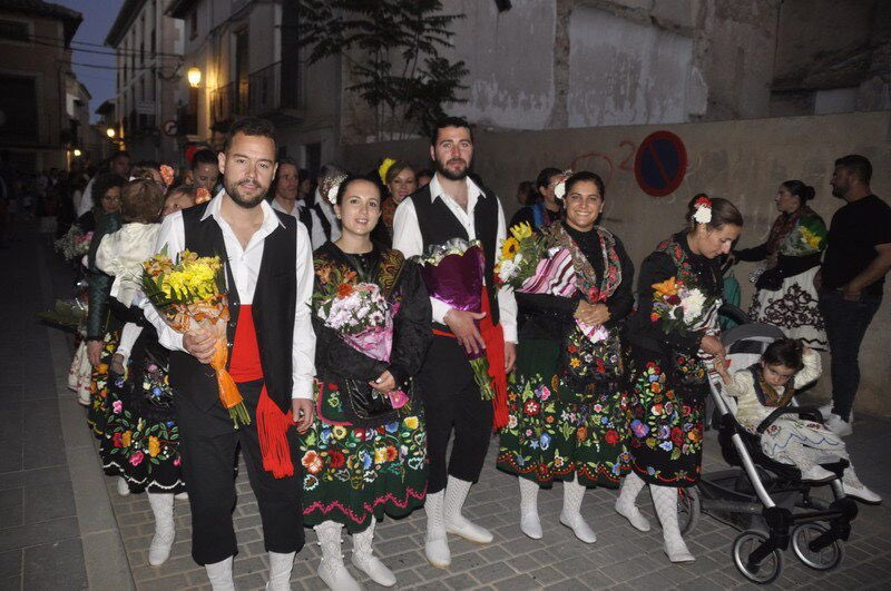 Procesión de las Santas en #Huéscar, en andas, con bailes y trajes tradicionales, nada de costal ni de sevillanas. #RegióndeGranada, conservemos lo nuestro, nada de imitaciones.