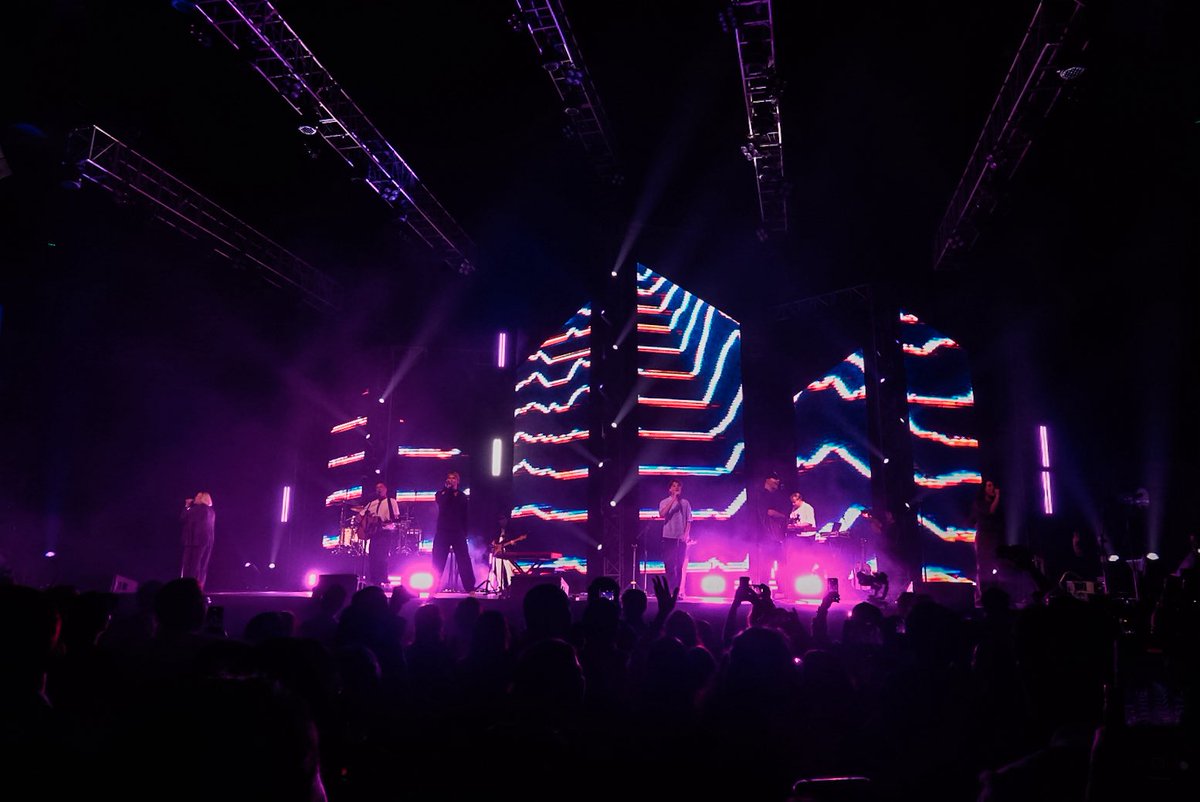 shotsbyeli_'s tweet photo. #Hillsong #MightyToSave #Manila https://t.co/vFBYivucoP