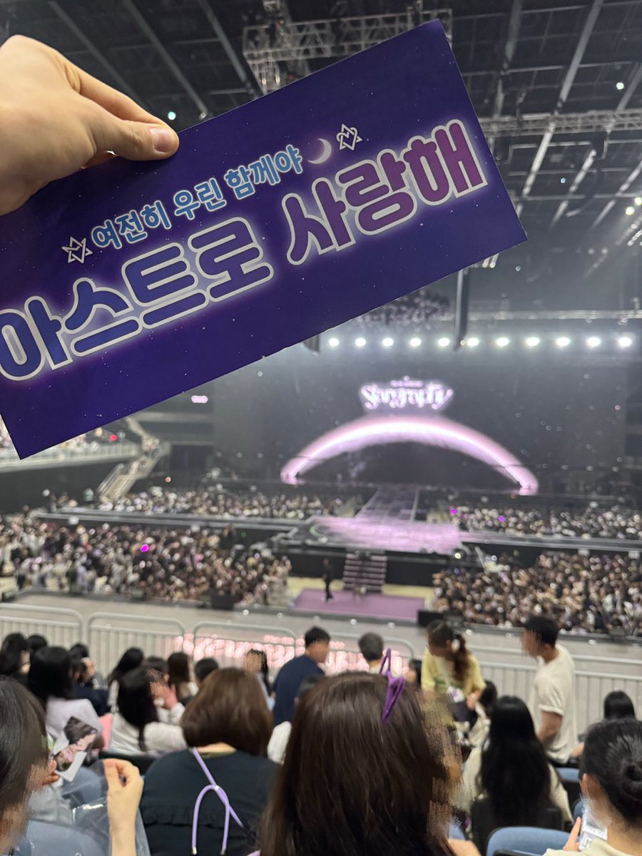 [#준우]
레전드 아스트로 선배님... 오늘 너무 좋은 추억을 만들어 주셔서 감사합니다🖤 사랑해요!!!🖤🖤

#루네이트 #LUN8 #JUN