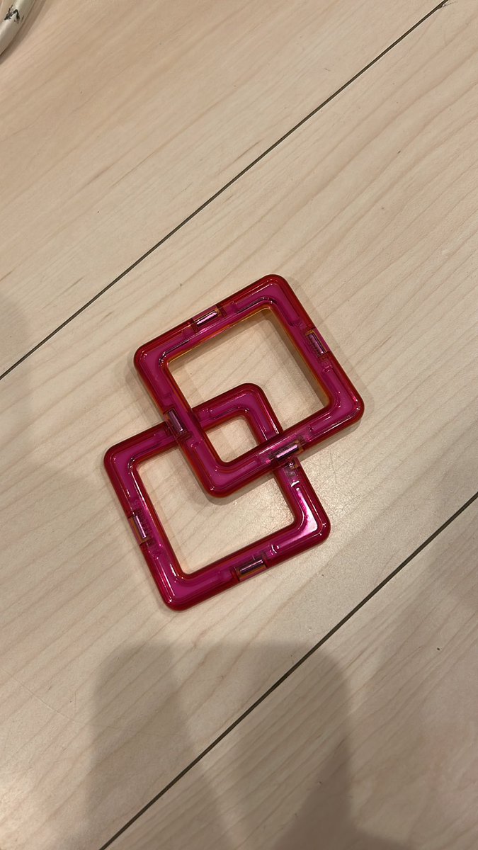 mayuko533's tweet photo. マグフォーマーでこれを作って「ヘビミタイ」
ヘビの部分が聞き取れなくて「何みたい？」と聞くと、もう一度「ヘビミタイ」と言いながら両手を合わせてクネクネと動かしてくれた
〇〇みたいが使えること、相手が何が分からなかったのかを汲んで違う表現をしてくれたこと
どちらにも感動。 https://t.co/hDY7fMMvgV