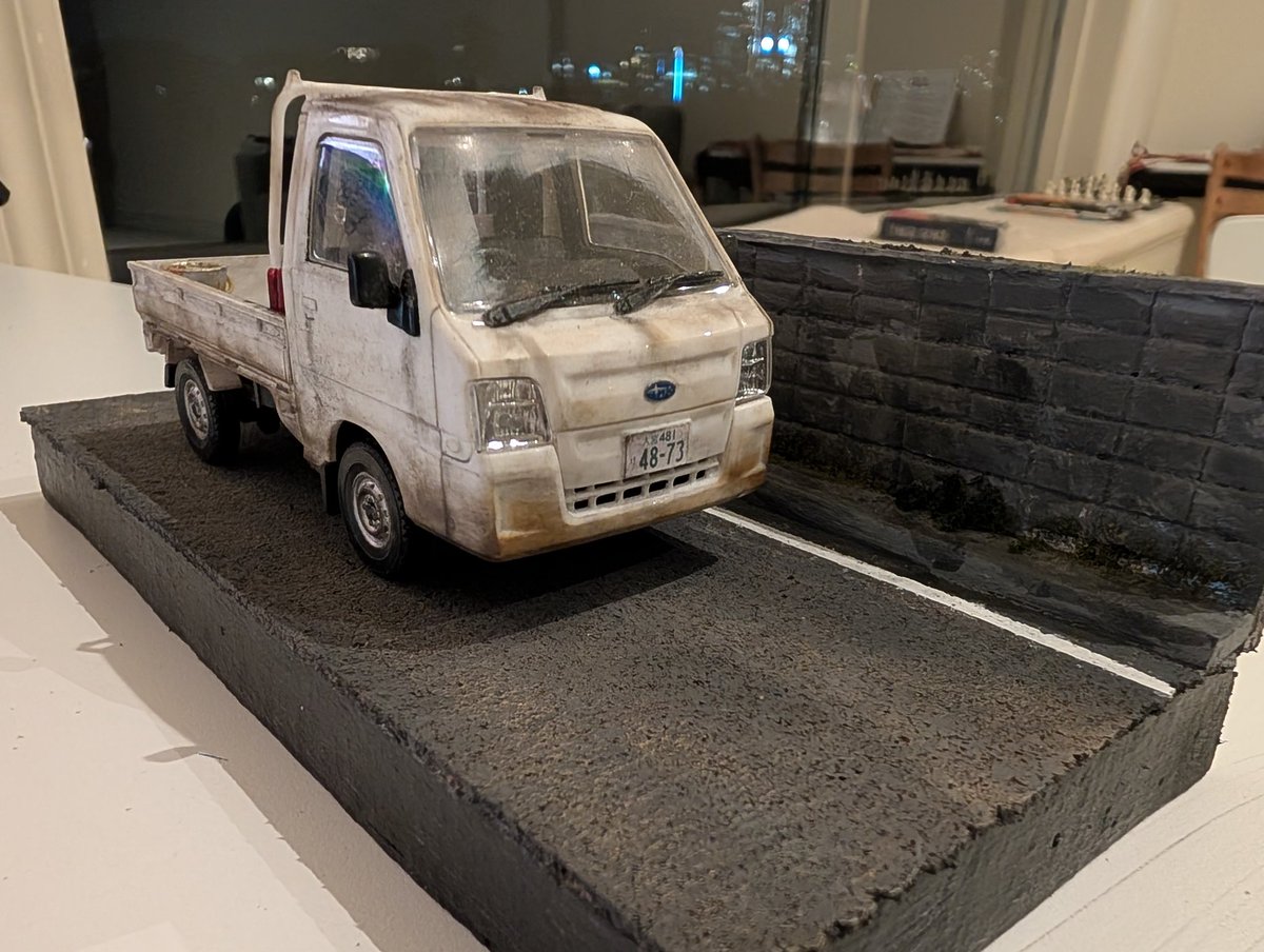 kenkawa_etc's tweet photo. 2. タミヤの米軍ガソリン携行缶キットを錆々に塗装して乗せたら胡散臭さが増して良くなった。 https://t.co/W1OfNcmcrs
