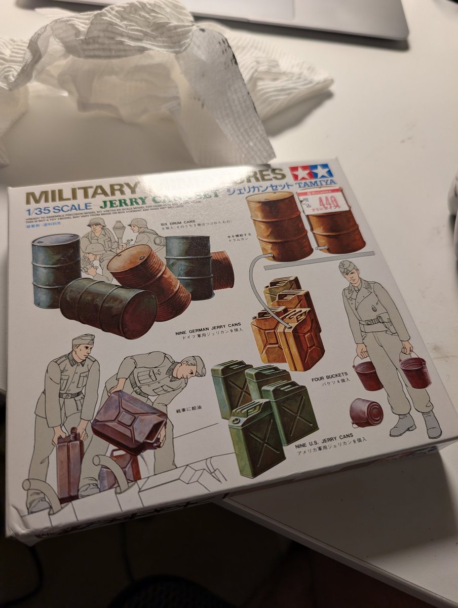 kenkawa_etc's tweet photo. 2. タミヤの米軍ガソリン携行缶キットを錆々に塗装して乗せたら胡散臭さが増して良くなった。 https://t.co/W1OfNcmcrs
