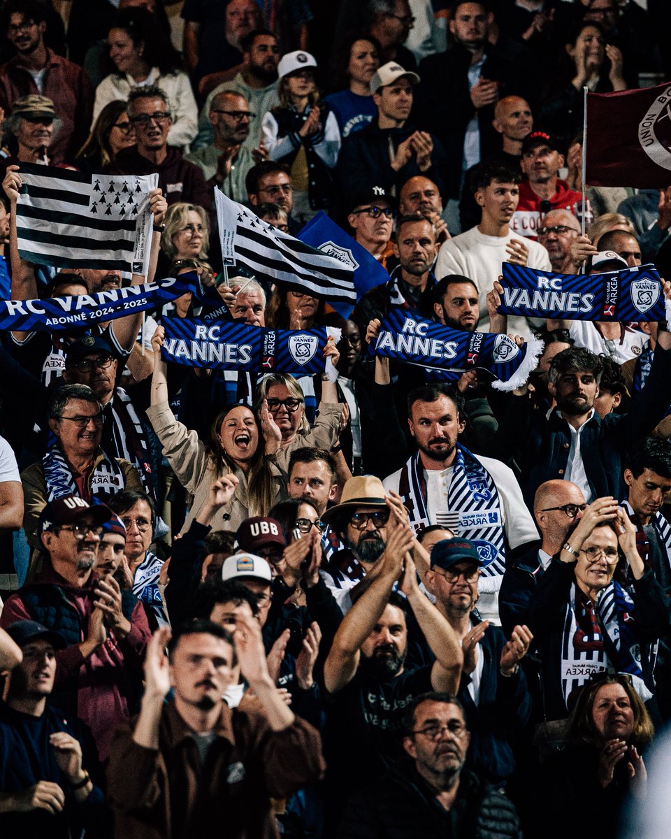 RugbyClubVannes's tweet photo. Ce dernier tour d’honneur restera gravé dans nos mémoires 💙

Quel public ! À la Rabine ou en déplacement vous avez été merveilleux toute la saison ✊

Merci également à tous les autres publics de @top14rugby pour avoir bataillé contre nous avec respect 👏

#FiertéBretonne https://t.co/iANcgjWIat
