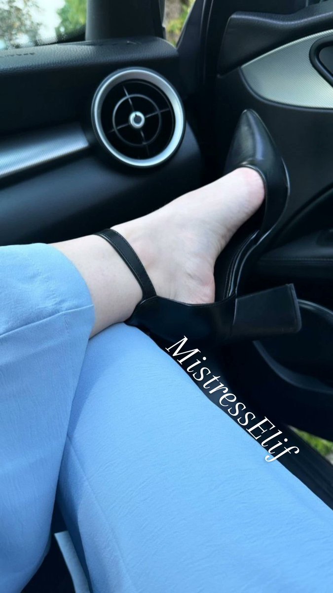 Ayakkabının Arasından Tabanlarımı Yalamak İstediğini Biliyorum Zavallı ! RT YAP 👇🏻 

I know you want to lick my shoes and soles poor loser ! RT 👇🏻