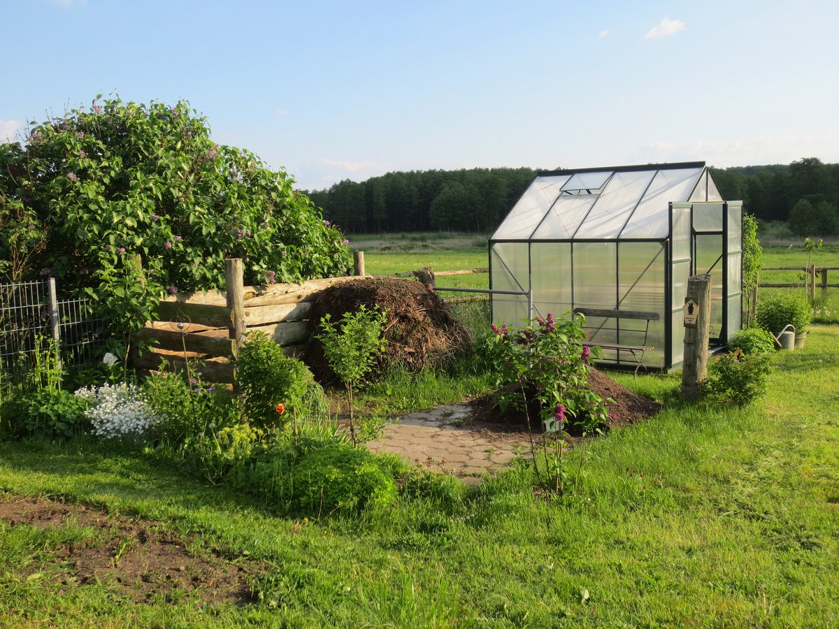 PortisheadShow's tweet photo. Would you like to enter a class with family, friends or local club, or are you part of a local allotment site?

Class 421 is 'A Group Exhibit'. 
Class 80 is for a group of members of a local allotment.
We also have the Scarecrow/Dressed Mannequin(s) Class for groups/individuals. https://t.co/kLxbSvL9AD