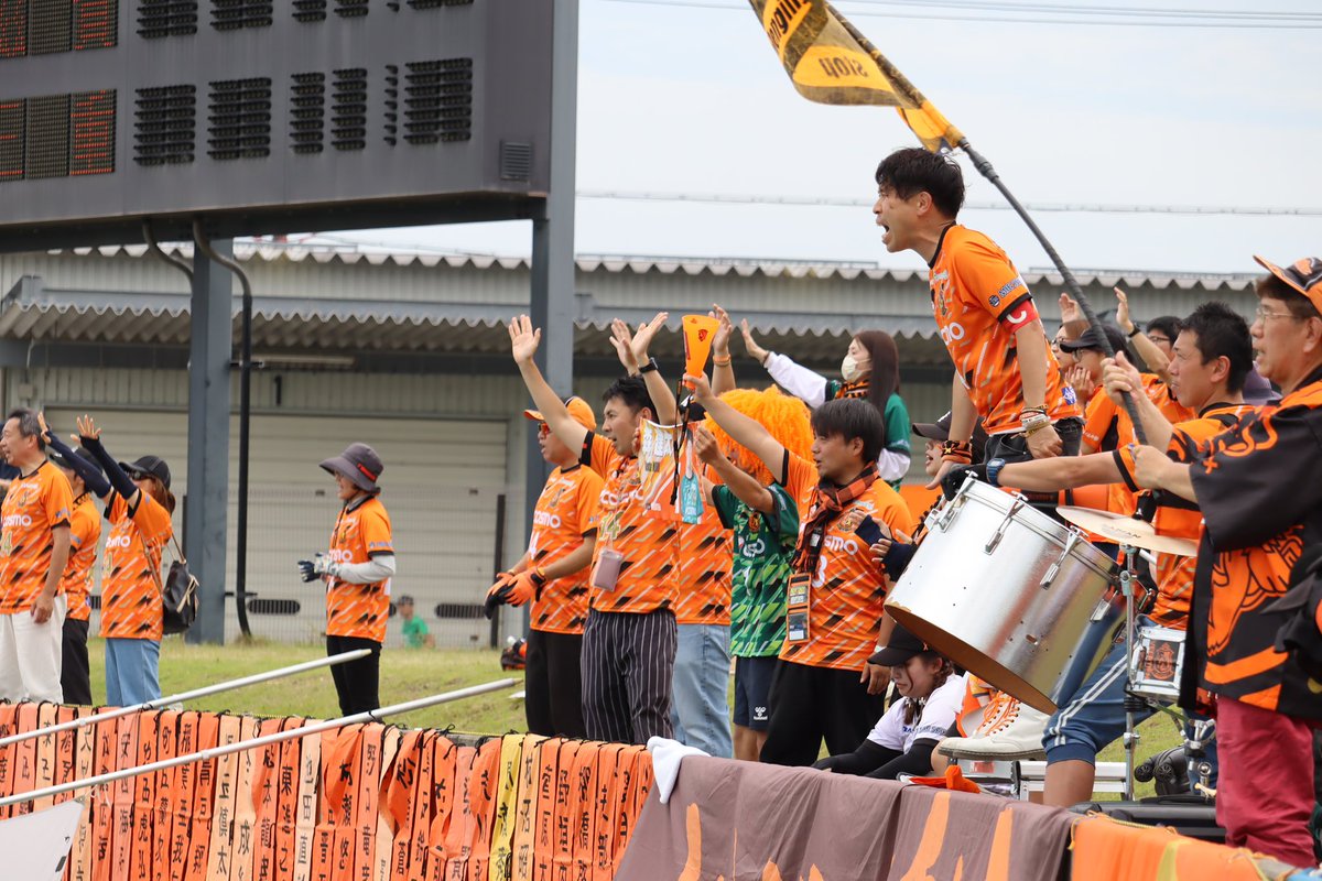 コールリードしている以上、やっぱり結果が出せないのは責任を感じる。
あの時、あのチャントを出せばよかったとか、ゴール裏の声が落ちた時にもっと声を上げるような振る舞いができなかったとか、反省を繰り返す。
答えなんてないのは分かっているけど、やっぱり勝たせるコールリーダーでありたい。