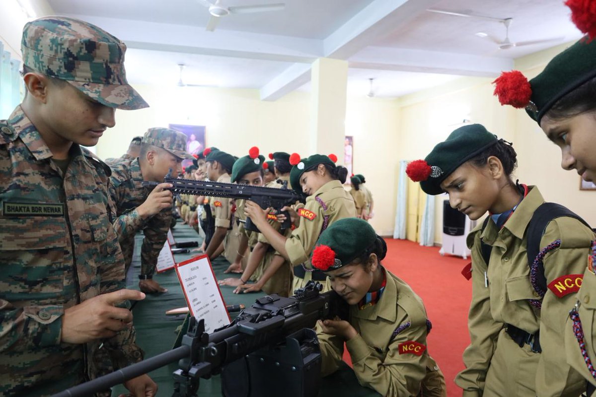 Inspiring the Future

At Bengdubi Military Station, 164 NCC cadets &amp; school children witnessed a thrilling display of weapons &amp; drones.

बेंगडुबी सैन्य स्टेशन पर 164 एनसीसी कैडेट्स व छात्रों ने हथियारों व ड्रोन की रोमांचक प्रदर्शनी देखी।
 युवाओं में सेना के प्रति रुचि, तकनीकी समझ