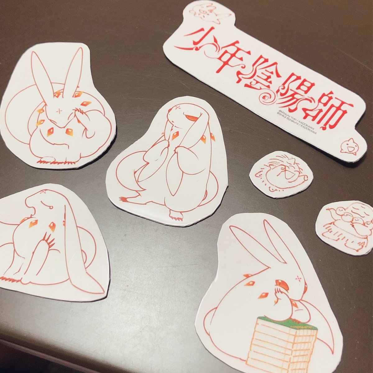 simoyuu's tweet image. もっくんたちもマグネットにしました〜！
ちなみにスマホのフィルム貼るみたいに空気抜きながらシール紙貼ったら空気入らなくて良い感じでした

雑鬼たちもマグネットにしたけど、雑鬼たちは小さいのでシールとして使う方が良いかも？
でもマグネットにして冷蔵庫等へ飾りとして貼るのもアリ✨