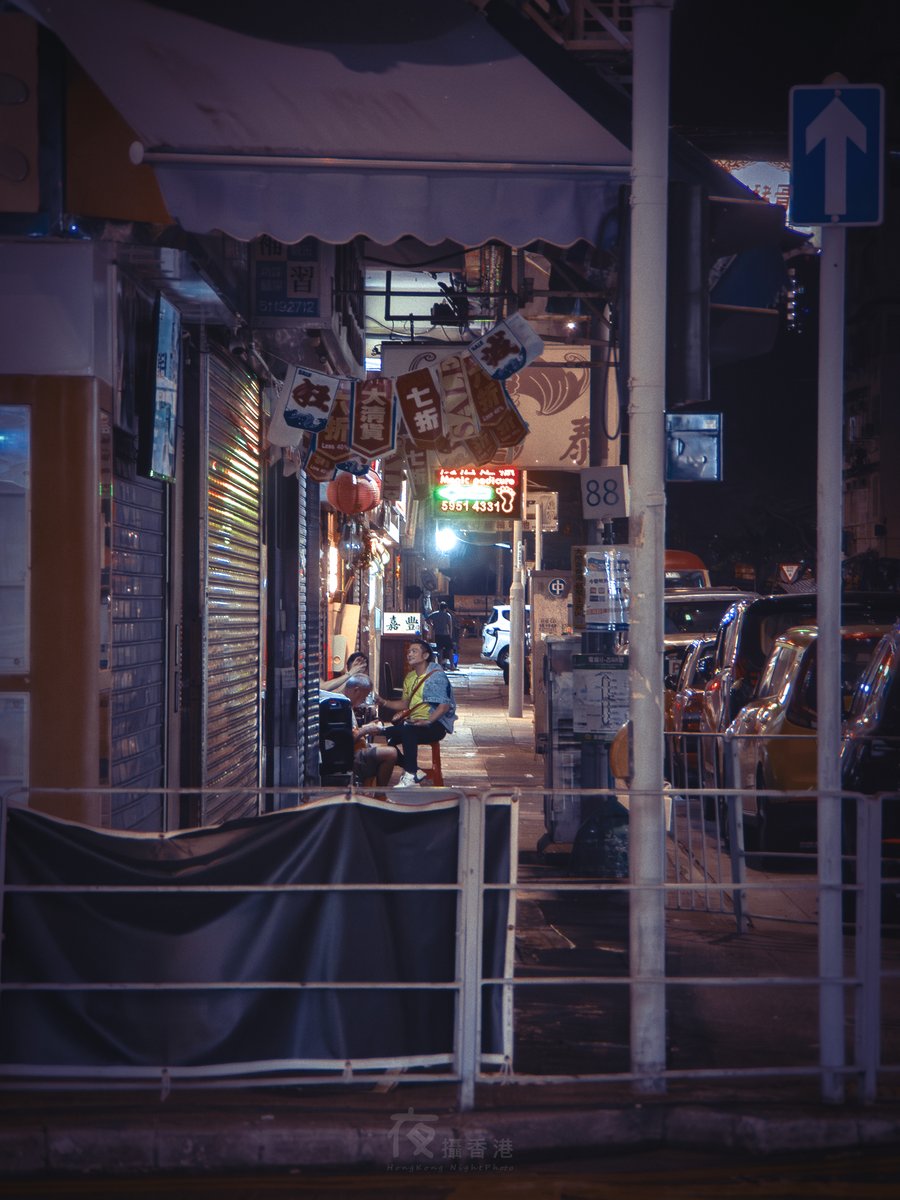 hknightphoto's tweet photo. 夜闌人靜,不少往時係宵夜聖地既地方都變得冷清。早一個月係九龍城邊走邊拍,11點幾左右還算有不少街坊街里,但與心目中既夜繽紛完全搭唔上咀,可能我真係太夜了。(攝於2025年)
#夜繽紛 #香港夜景 #hknightscape #街頭夜拍 #oppofindx6pro #手機攝影 https://t.co/kiTkrUruzu