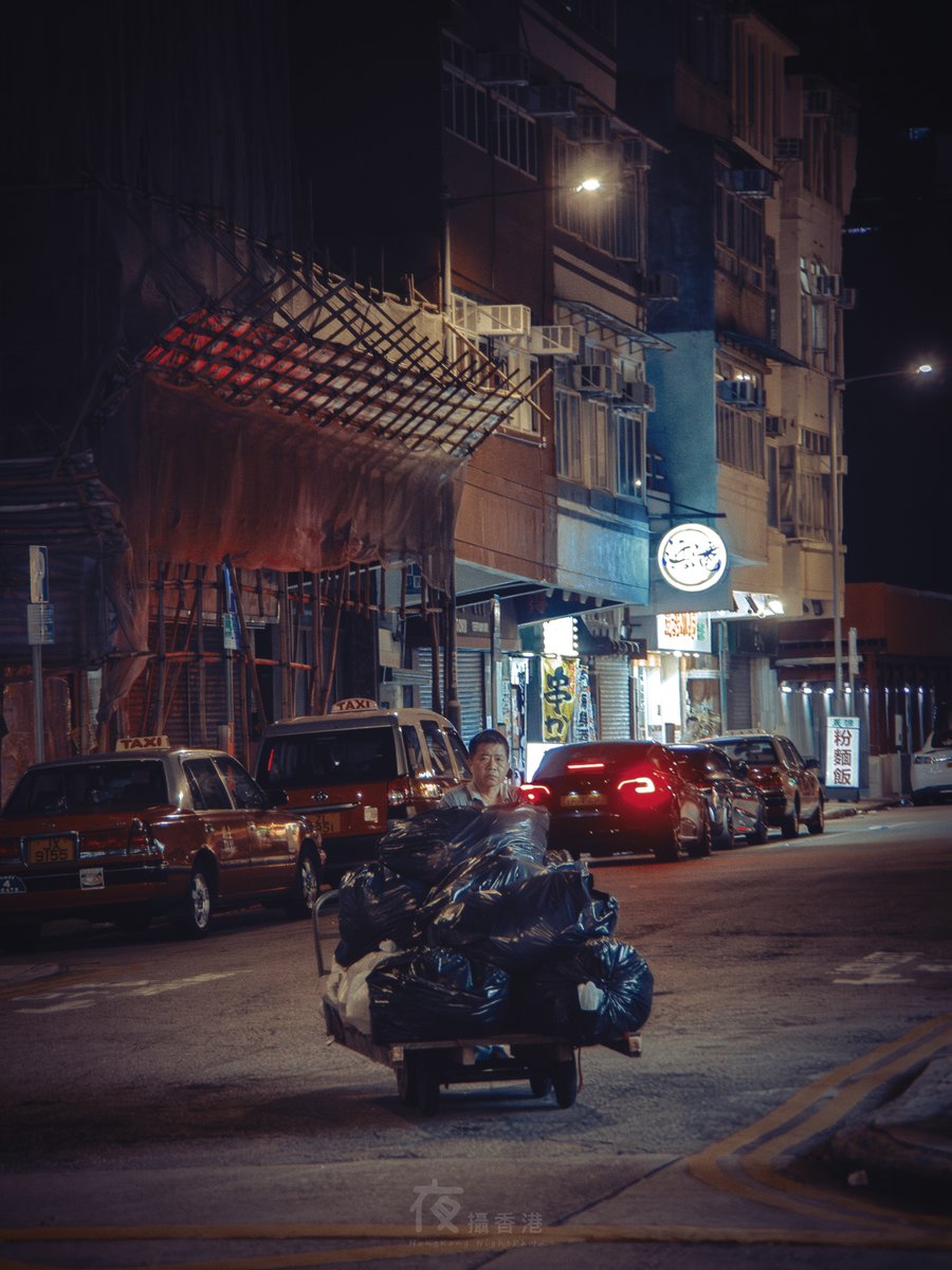 hknightphoto's tweet photo. 夜闌人靜,不少往時係宵夜聖地既地方都變得冷清。早一個月係九龍城邊走邊拍,11點幾左右還算有不少街坊街里,但與心目中既夜繽紛完全搭唔上咀,可能我真係太夜了。(攝於2025年)
#夜繽紛 #香港夜景 #hknightscape #街頭夜拍 #oppofindx6pro #手機攝影 https://t.co/xLp0Glbwm0
