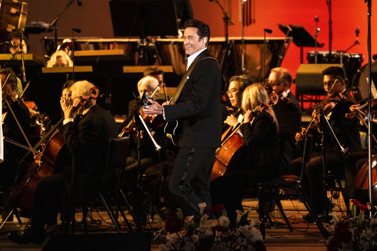 RealHughJackman's tweet image. Thank you to everyone at the @HollywoodBowl. You made us feel so welcome. Thank you @LAPhil and #YOLA for letting us perform with you. It was our absolute pleasure! Photo credit: Timothy Norris