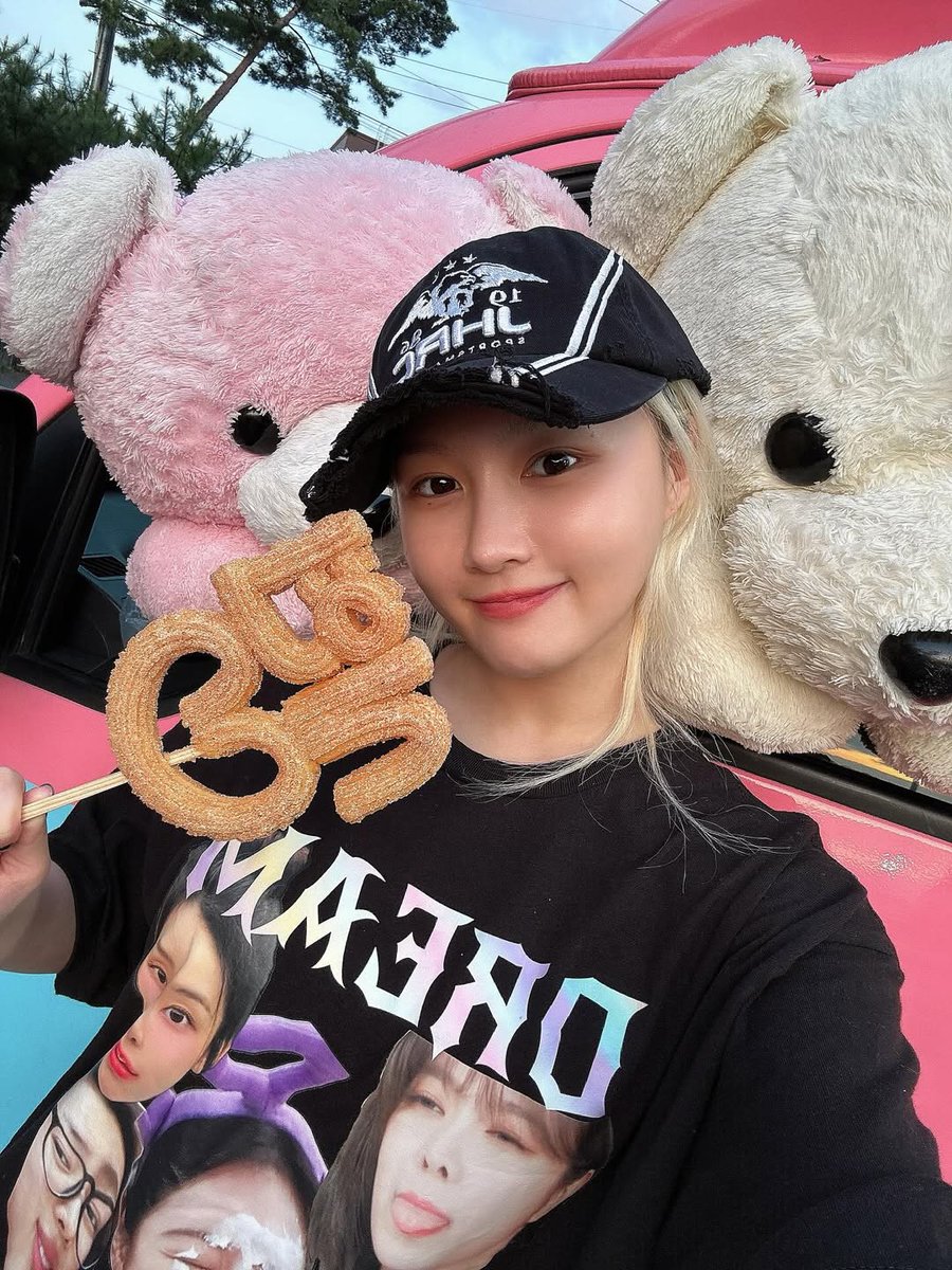 insomnicsy's tweet photo. Siyeon with the coffee truck &amp; churros that she sent with Dreamcatcher for UAU's MV Filming! 🐺💙

(Her BGM choice is UAU's Attitude) https://t.co/MTlXOpyKOL
