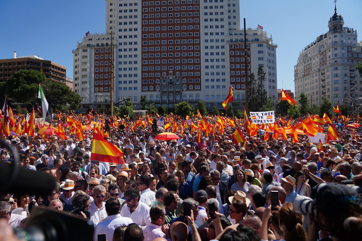 PPSotodlReal's tweet image. La Plaza de España de Madrid se ha convertido en el epicentro de la indignación ante un gobierno, el de Sánchez, corrupto y sin escrúpulos para mantenerse en el poder.
Los españoles decimos alto y claro que no queremos a la mafia sanchista, y sí la democracia. ¡Elecciones ya!