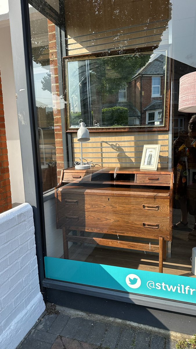 GreenWilfrid's tweet photo. We have a lovely pink sofa for sale💕 and also a beautiful rosewood danish secretaire/bureau .Come and have a look 👀. https://t.co/LdftFhb4SU