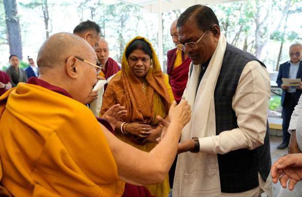 धर्मशाला में परम पूज्य दलाई लामा जी से भेंट कर संसदीय समिति के सभी सदस्यों का परिचय कराया। इस अवसर पर हमें उनका आशीर्वचन प्राप्त हुआ, जो हमारे लिए अत्यंत प्रेरणादायी और सुखद अनुभव रहा।